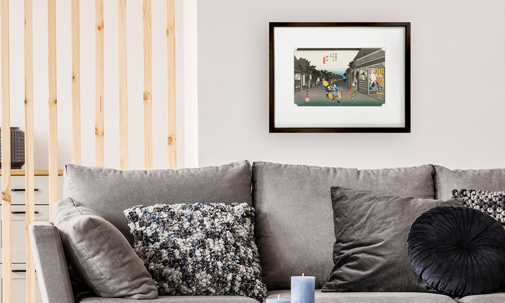 歌川広重「東海道五十三次 御油 旅人留女」浮世絵木版画を飾ったイメージ写真