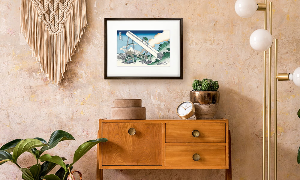 葛飾北斎「富嶽三十六景 遠江山中」浮世絵木版画を飾ったイメージ写真