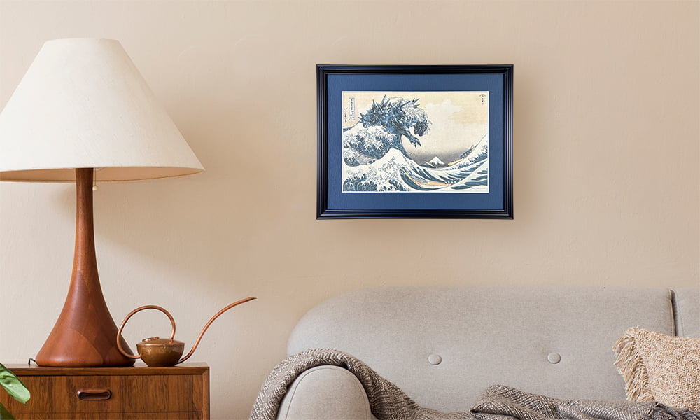 ゴジラ浮世絵 ジークレー版画「富嶽三十六景 神奈川沖浪裏」を飾ったイメージ写真